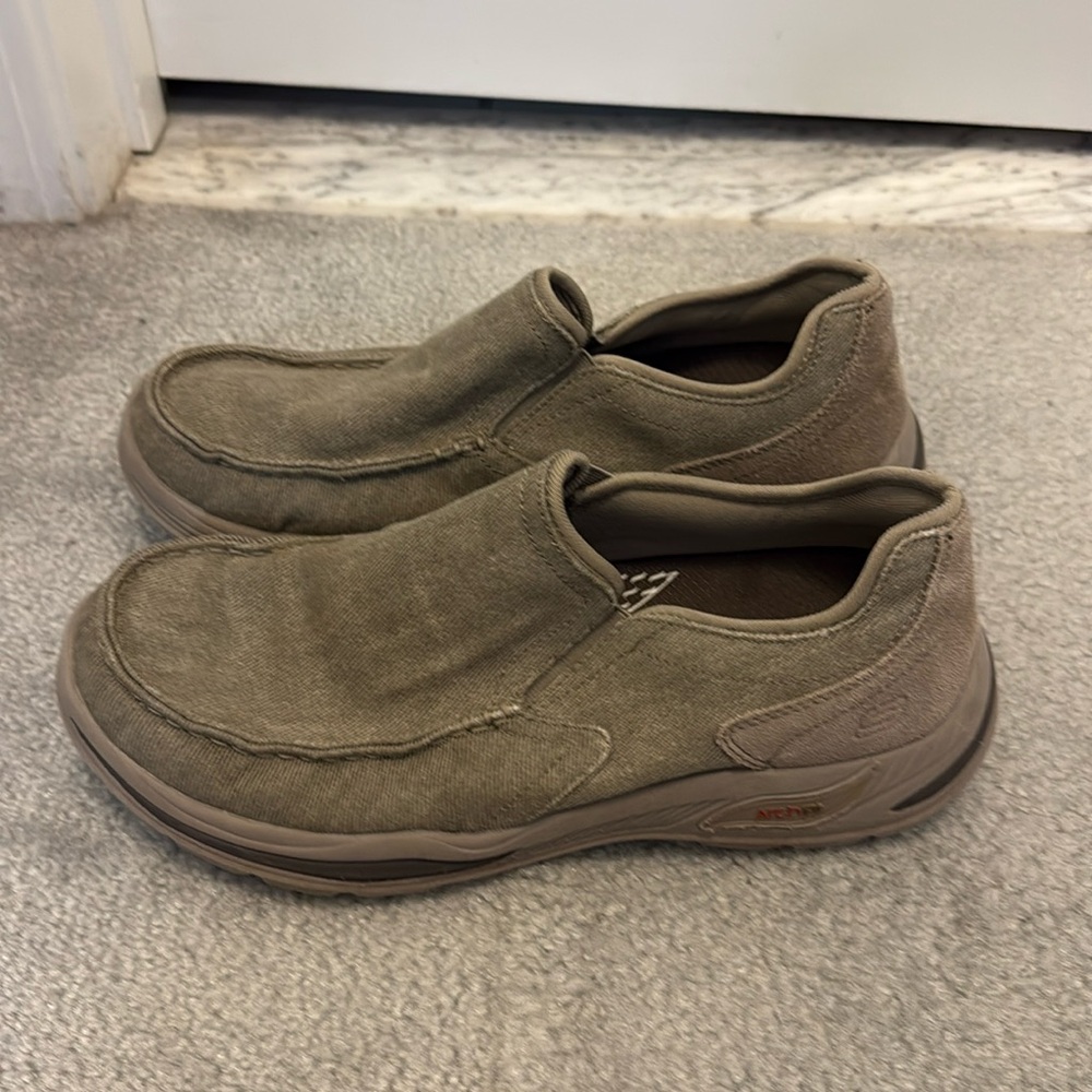 Skechers arch fit shoes Men’s Size 9